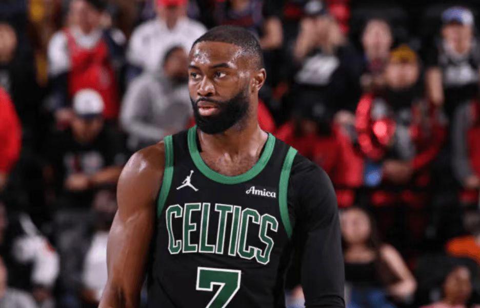 开云登录-NBA官方罚单:杰伦-布朗出局抨击该调查3名裁判 被罚款5万美元